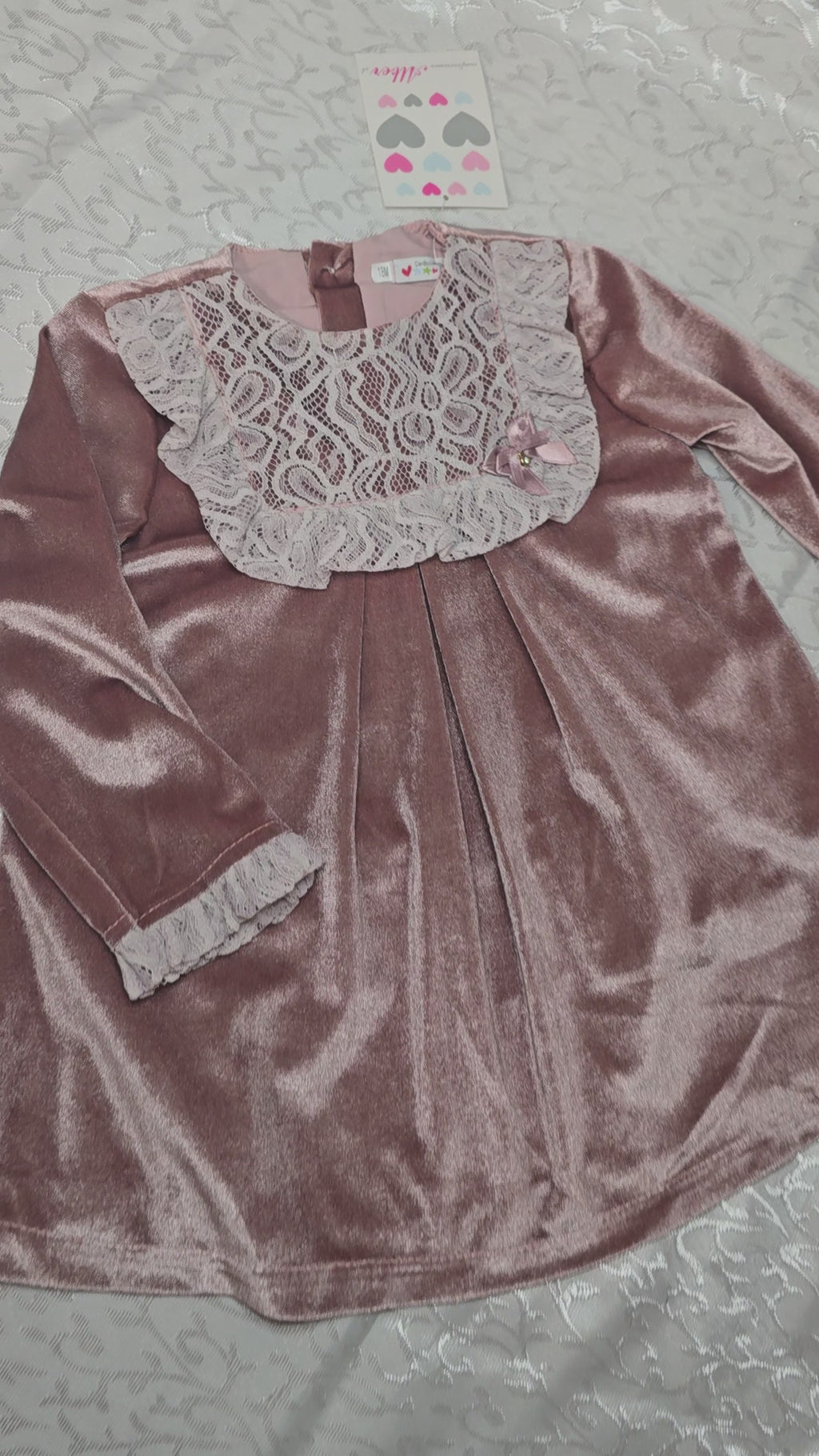 Vestido de niña de terciopelo y encaje en rosa empolvado
