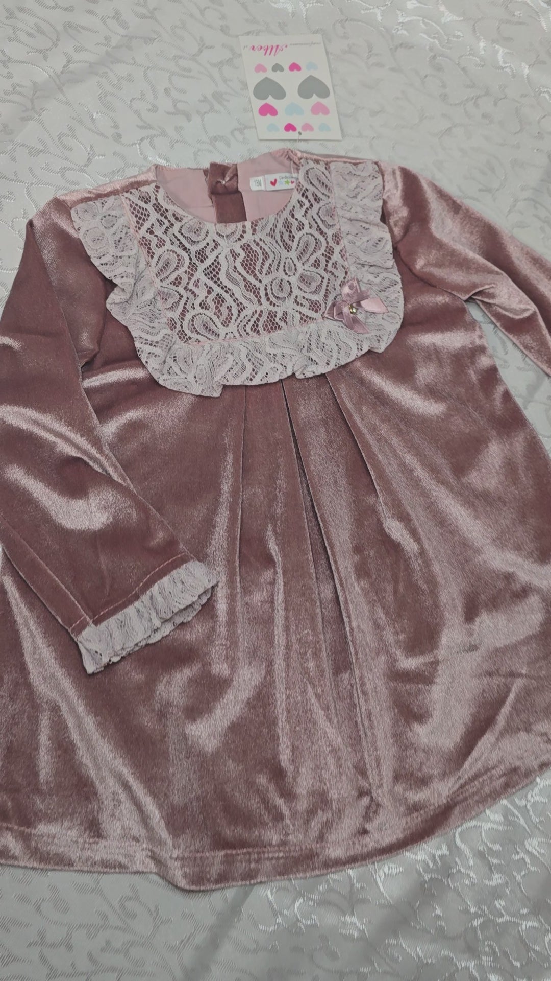 Vestido de niña de terciopelo y encaje en rosa empolvado