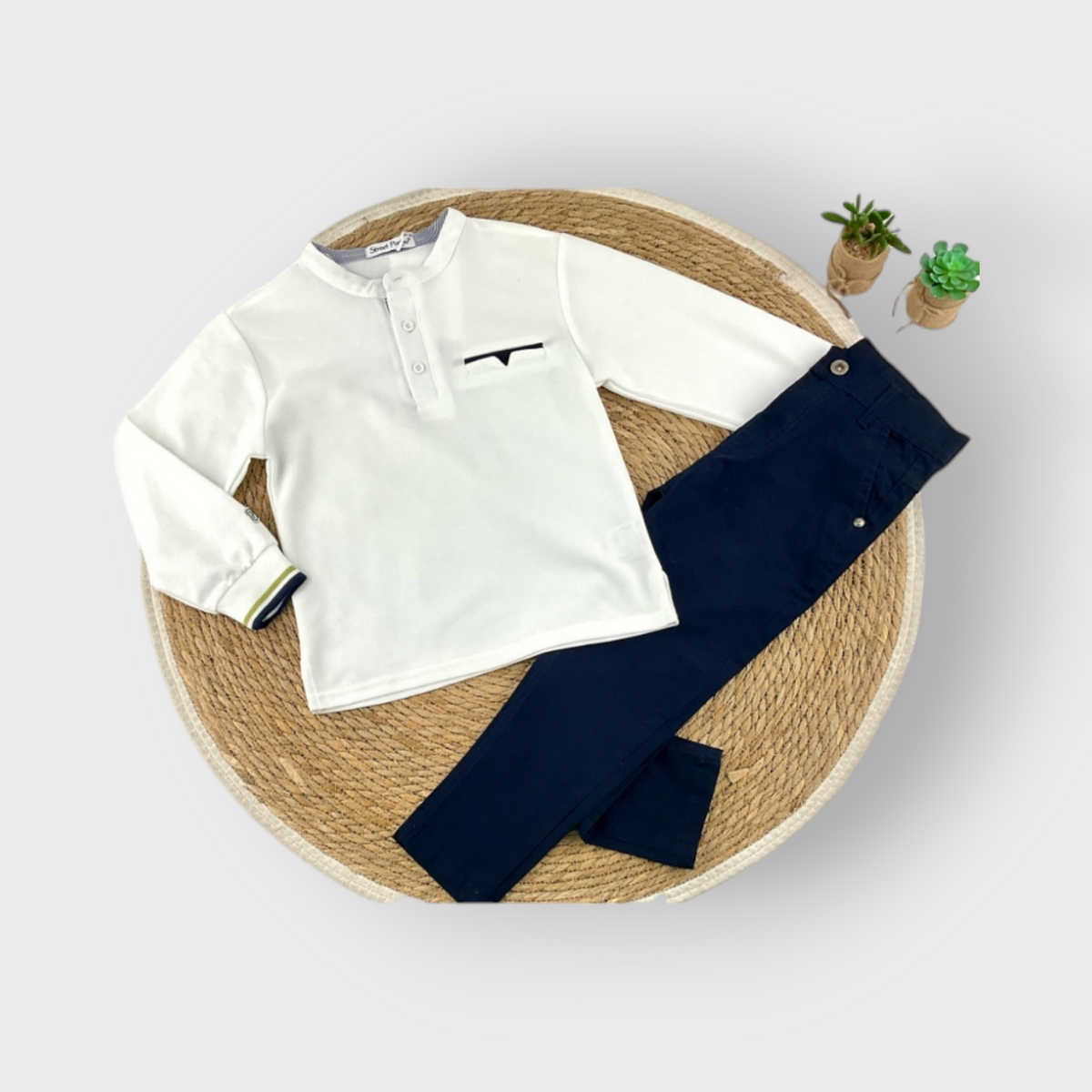 Conjunto Casual Elegante de 2 Peças para Rapaz – Camisola de Manga Comprida Branca e Calças Azul-Marinho