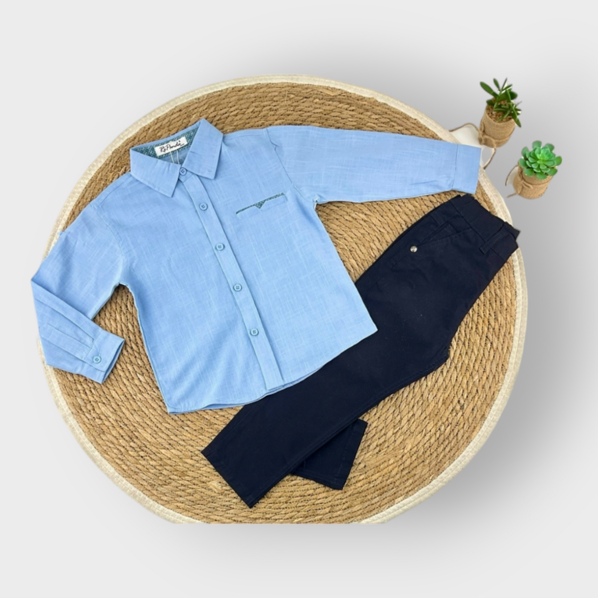 Conjunto Casual Elegante para Rapaz – Camisa Azul Claro e Calças Azul-Escuro