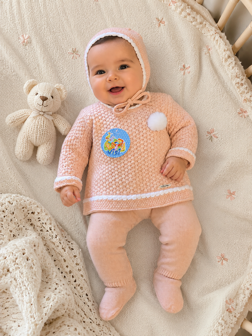 Conjunto de Malha Rosa Bebé com Gorro – 3 Peças