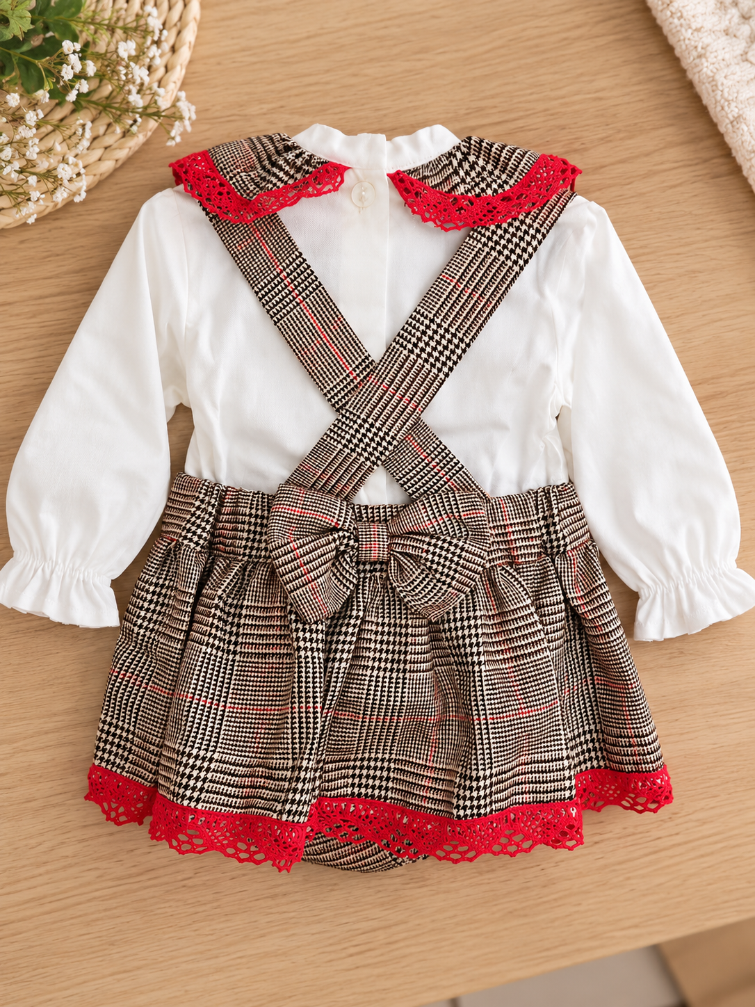 Conjunto de Jardineira aos Quadrados para Bebé Menina com Laços Vermelhos – 2 Peças